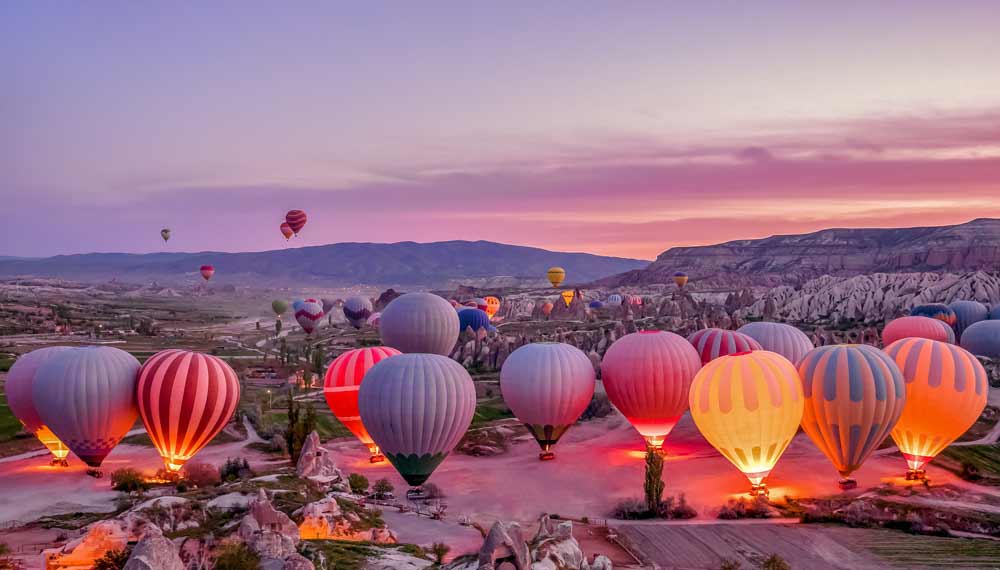 Globos aerostáticos coloridos antes del lanzamiento en el parque nacional de goreme, capadocia, turquía.